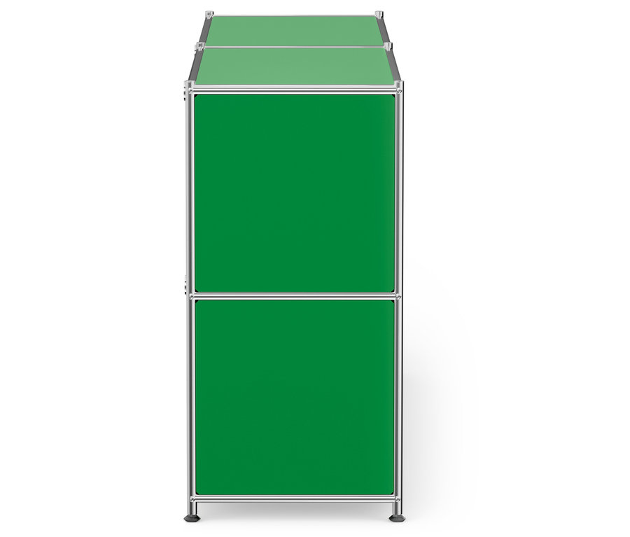 Dvoudílná zelená skříňka s chromovaným rámem na bílém pozadí.