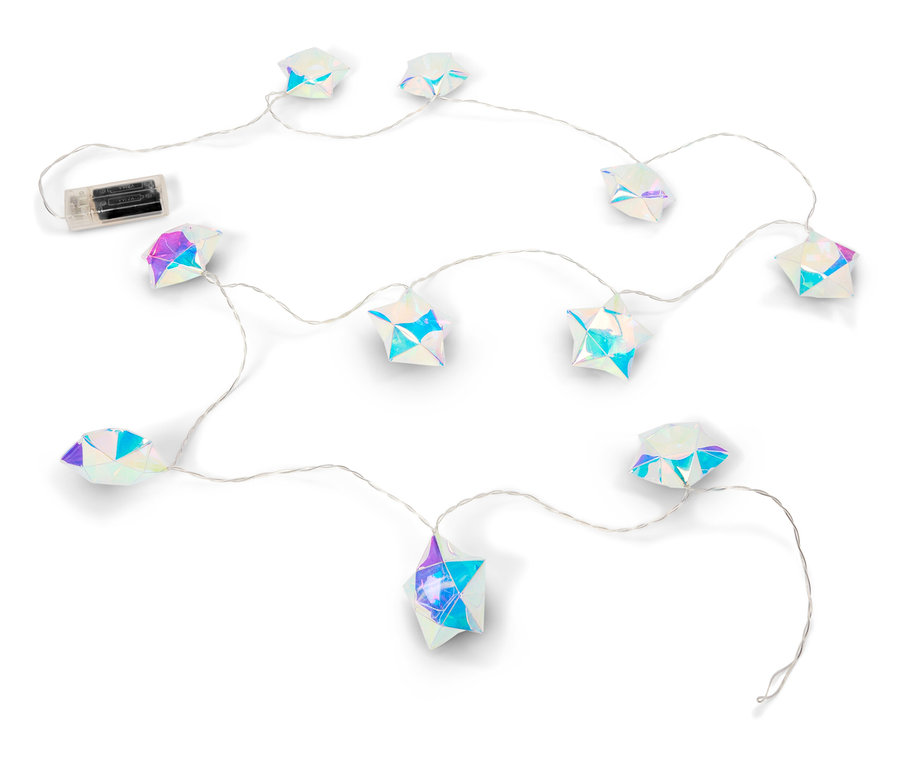 Řetěz světel ve tvaru hvězdy leží na bílém pozadí.