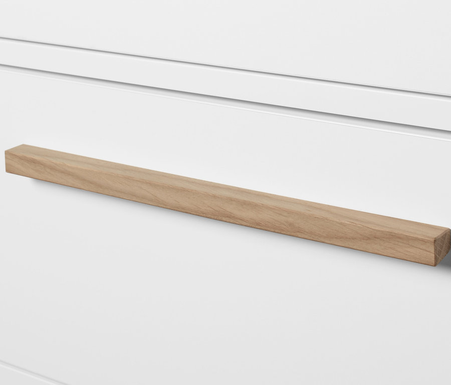 Detail zásuvky vysoké skříňky »Eklund« s dřevěnou rukojetí.