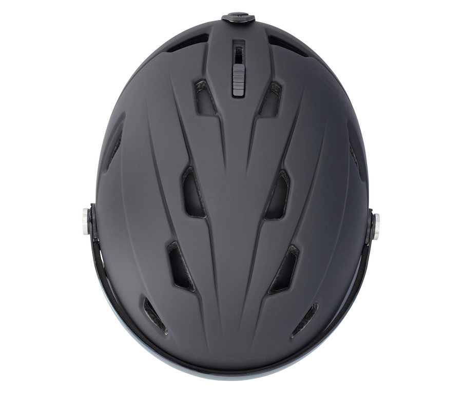 Pohled shora na matnou černou helmu s větracími otvory a stříškou.