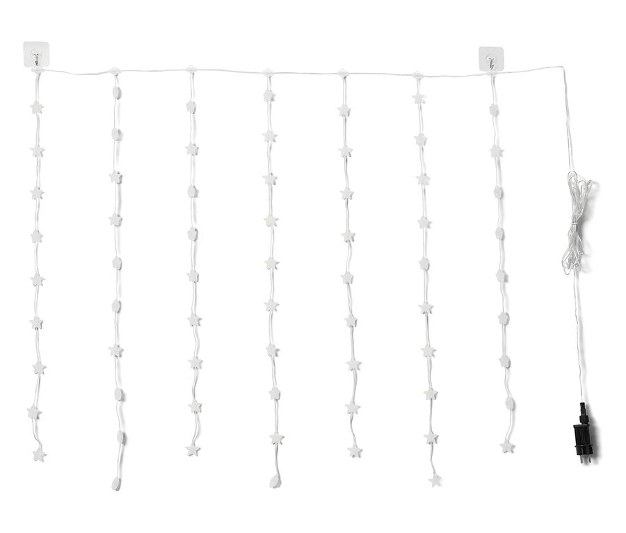 Bílé světelné řetězy ve tvaru hvězdy visí z háčků.