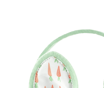 Zobrazen jeden světle zelený velikonoční košíček s obličejem králíka a oušky s mrkvovým vzorem.