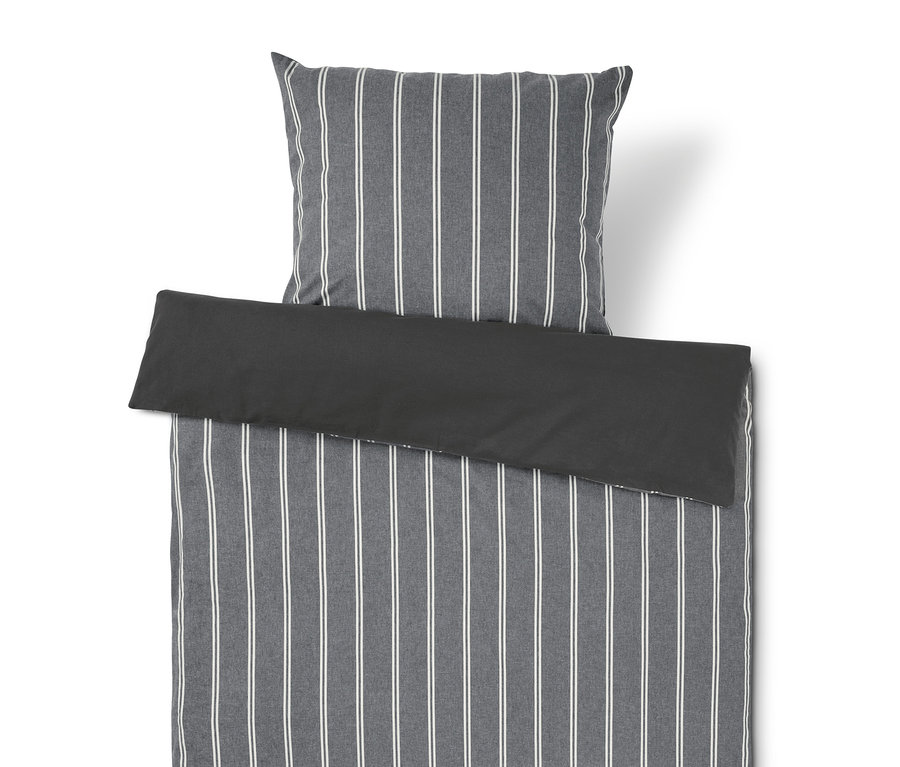 Ložní souprava s šedým a bílým pruhovaným vzorem.