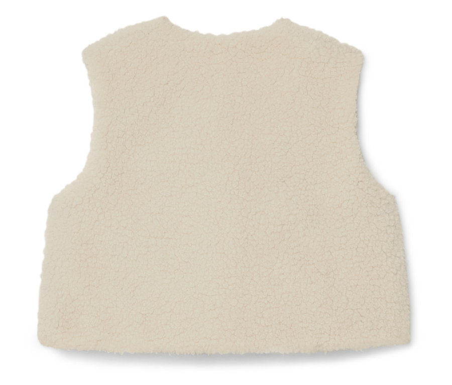 Detailní fotografie krémové fleecové vesty bez rukávů.