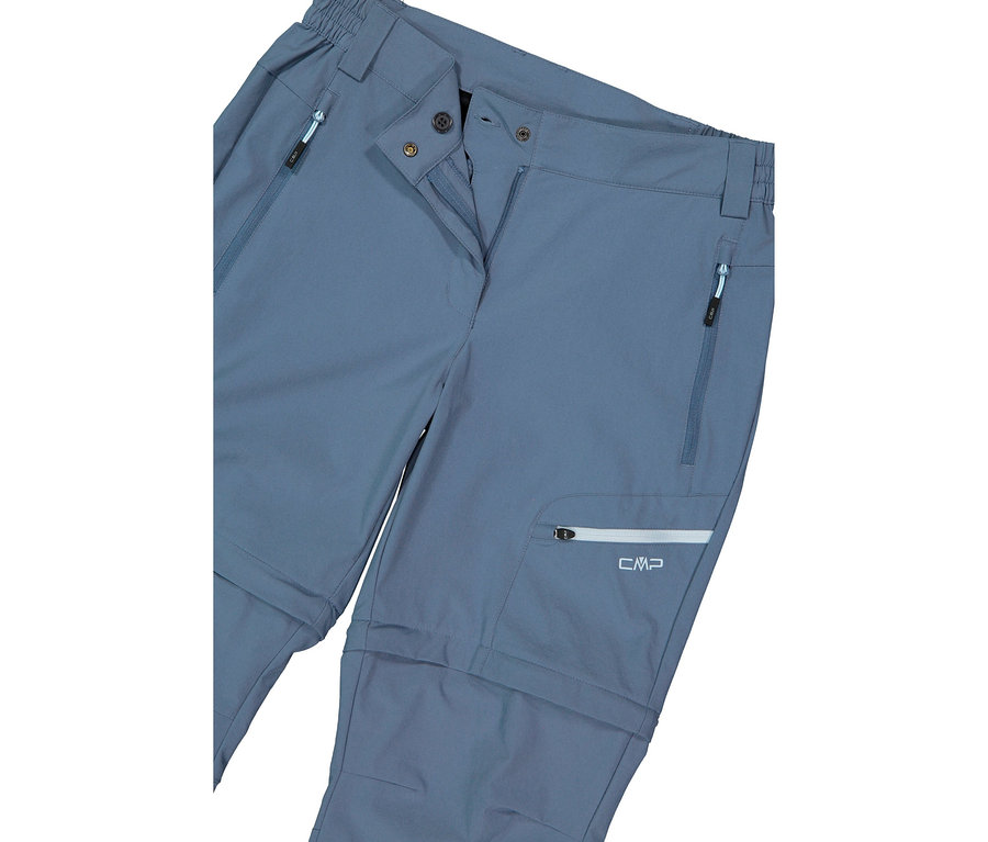 Detail modrošedých kalhot CMP s viditelnými zipy kapes a odnímatelnými nohavicemi.