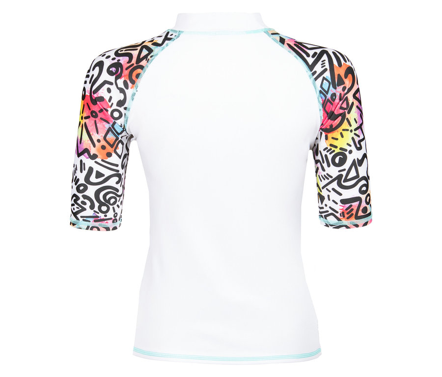 Bílý rashguard s tříčtvrtečními rukávy, zdobený vícebarevným graffiti vzorem na rukávech.