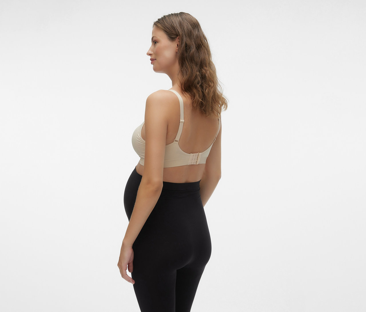 Těhotná žena z profilu v černých legínách a kojicí podprsence MAMALICIOUS MLILJA FEED ME BRA 2-P NOOS.