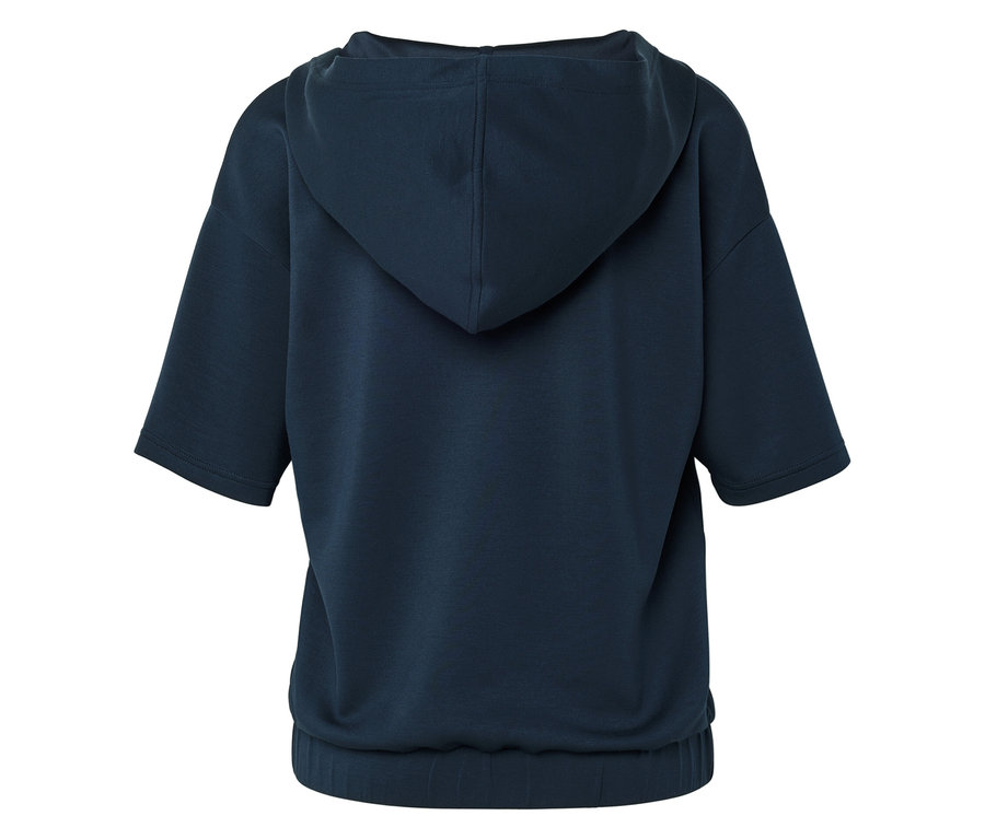 Pohled zezadu na tmavě modrou mikinu s kapucí, krátkými rukávy a elastickým pasem.