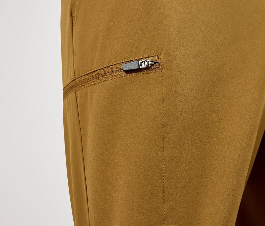 Detail oker kalhot s kapsou na zip.