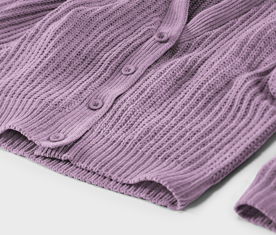 Detail fialového pleteného svetru na knoflíky.