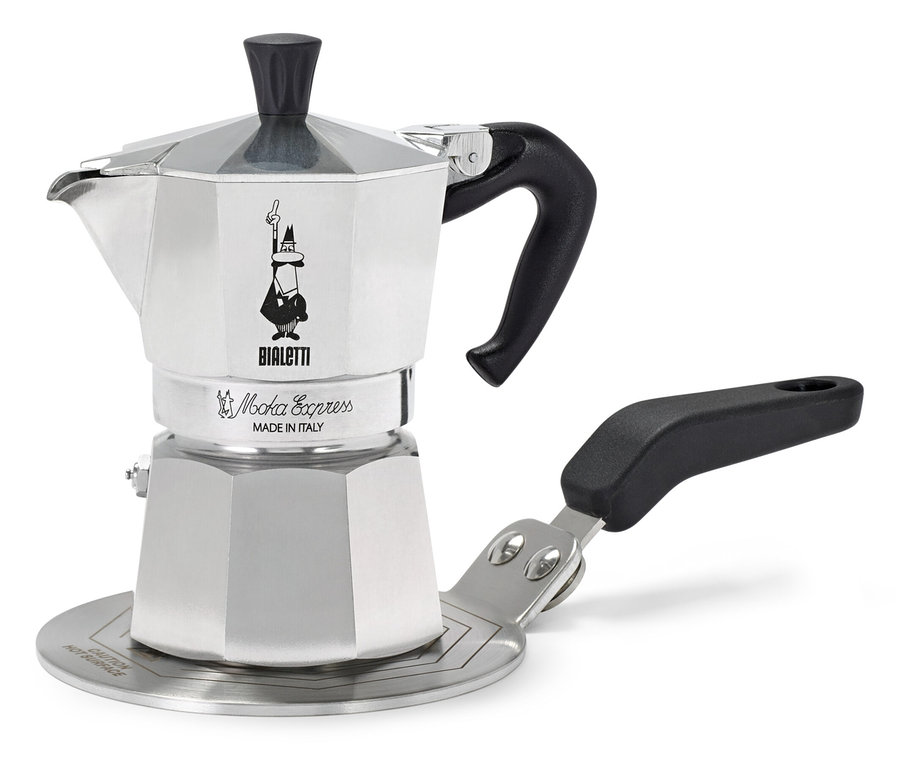 Stříbrný kávovar Bialetti Moka Express stojí na stříbrné varné desce před bílým pozadím.