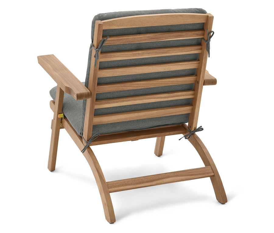 Pohled zezadu na dřevěné zahradní křeslo se šedými polštáři.