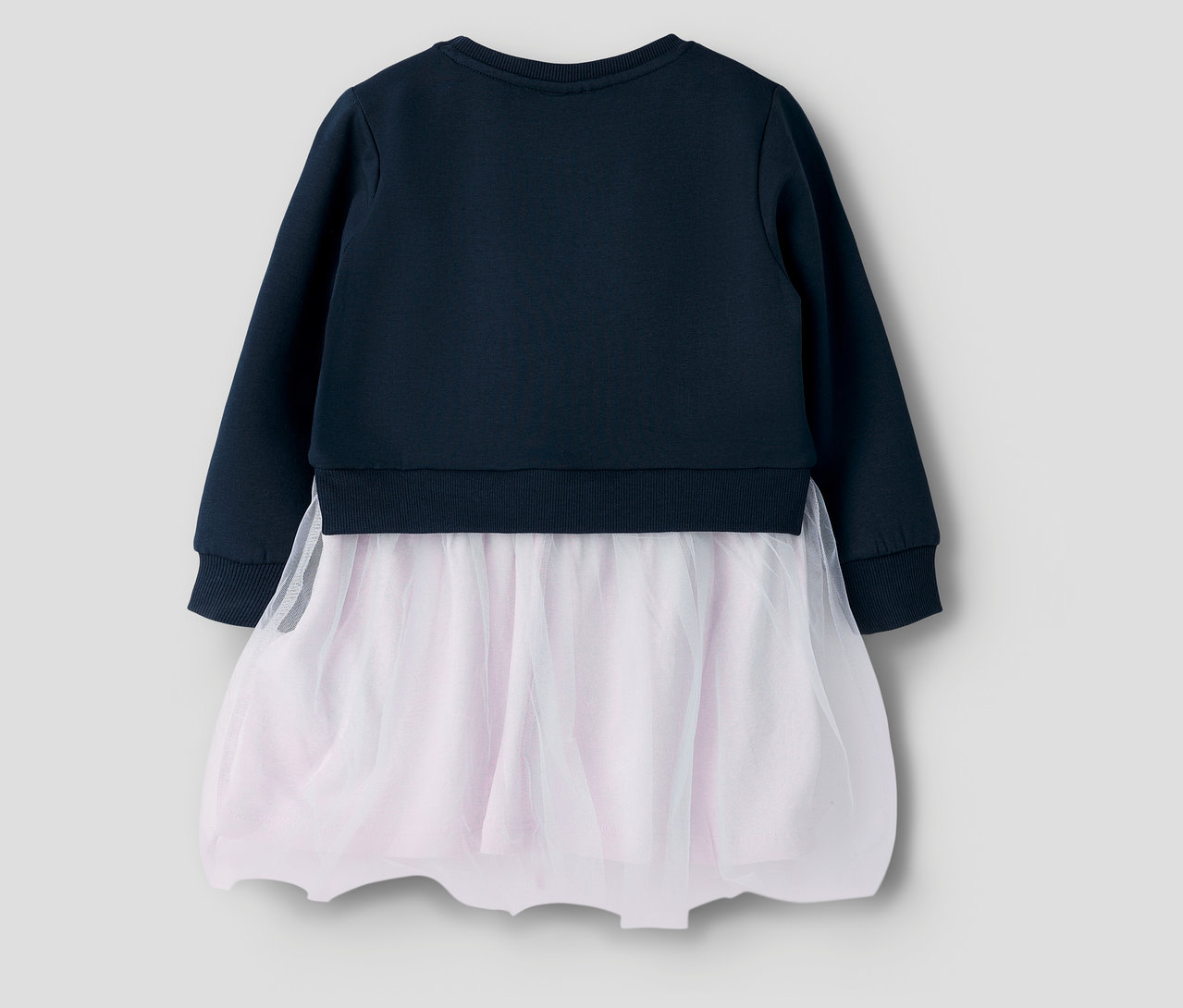 Detailní pohled na tmavě modré teplákové šaty s tylovou sukní NAME IT.