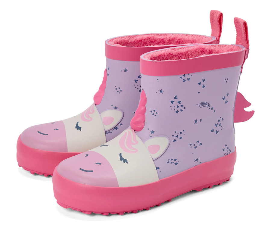 Pár fialových dětských holínek s motivem jednorožce a růžovou podrážkou stojí vedle sebe.