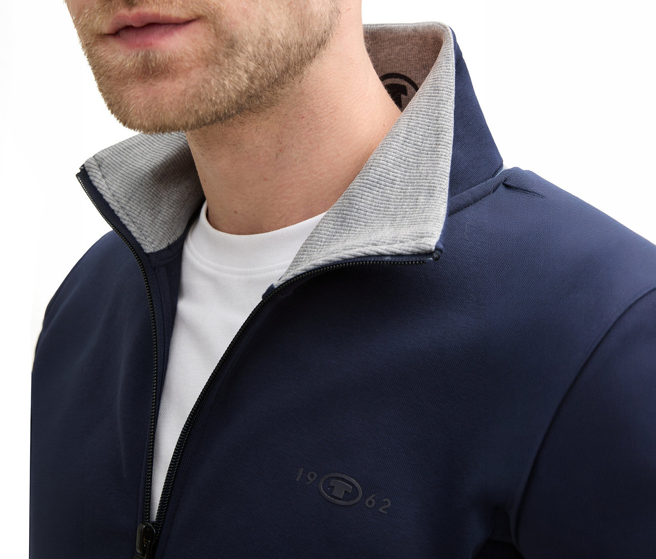 Detail muže s vousy v tmavě modré mikině se stojáčkem Tom Tailor, Sky Captain Blue.