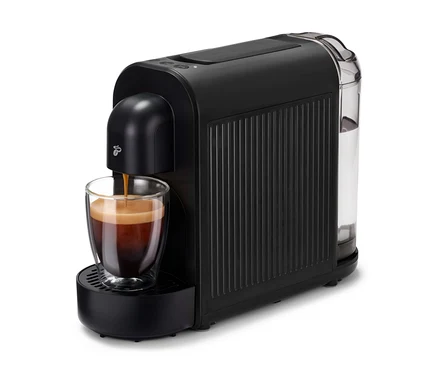 Černý kávovar Cafissimo now black plní kávu do sklenice.