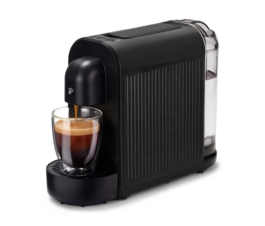 Černý kávovar Cafissimo now black plní kávu do sklenice.