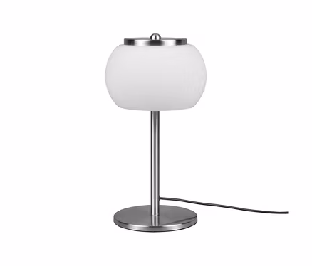 LED stolní lampa Trio »Madison« s bílým, kulovitým skleněným stínítkem a kartáčovaným stříbrným kovovým podstavcem. Je vidět černý kabel.