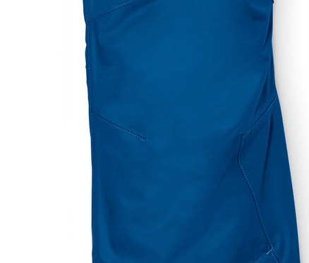 Detail modrých lyžařských kalhot.