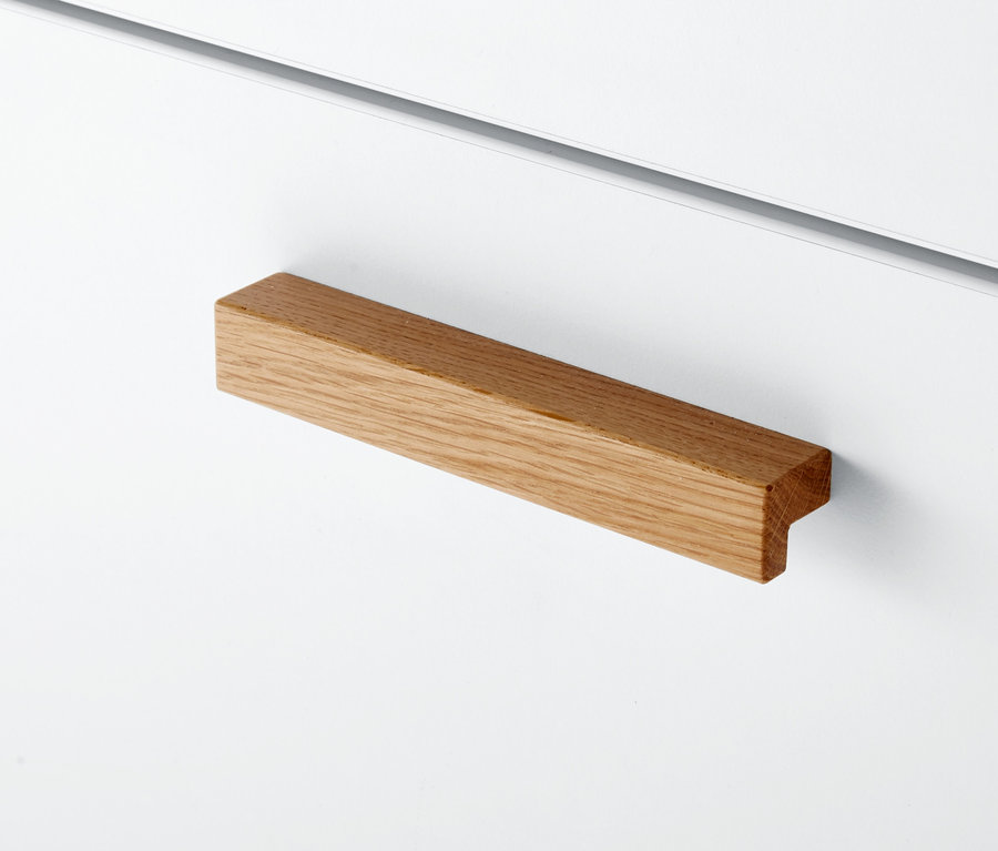 Detail přebalovací komody s dřevěnou úchytkou.