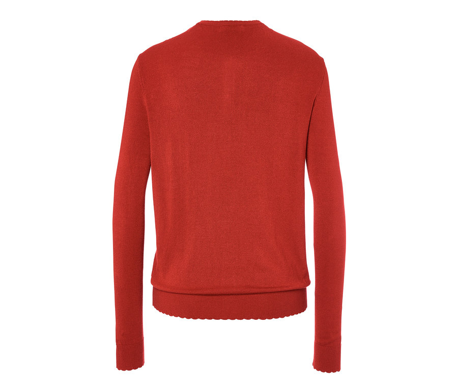 Červený kabátek z jemné pleteniny.