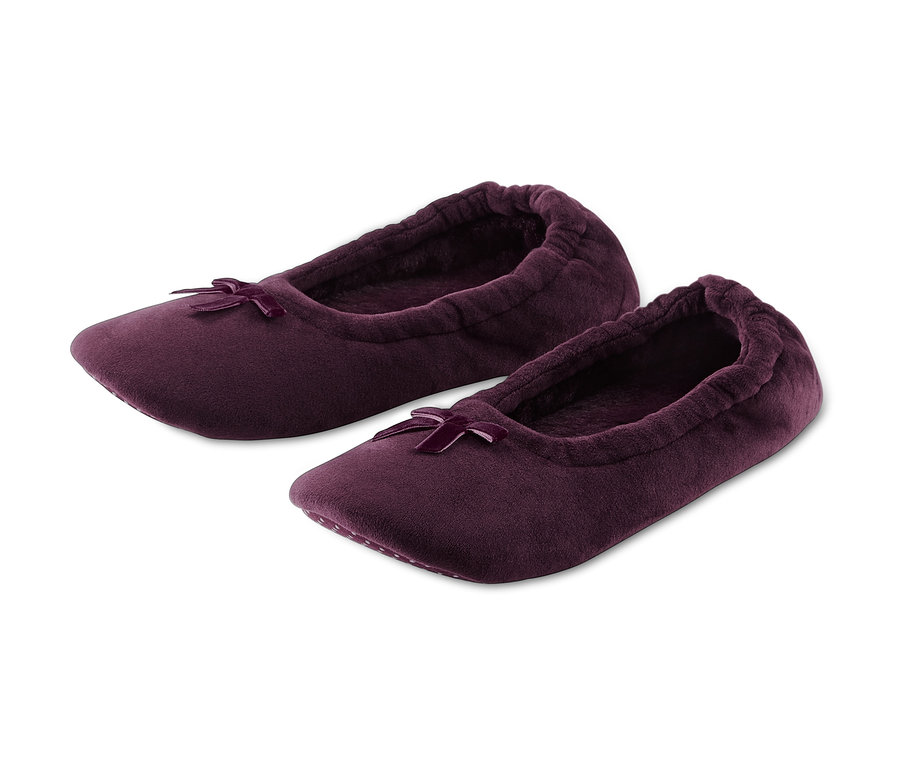 Dva páry domácích balerínek fialové barvy s mašlí.