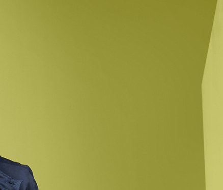 Muž kráčí a má na sobě krátký kabát, džíny a tenisky.