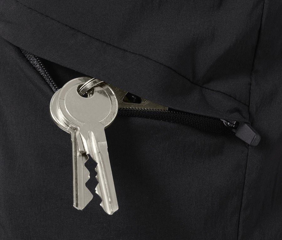 Klíče visí z rozepnuté kapsy na funkčních turistických šortkách.