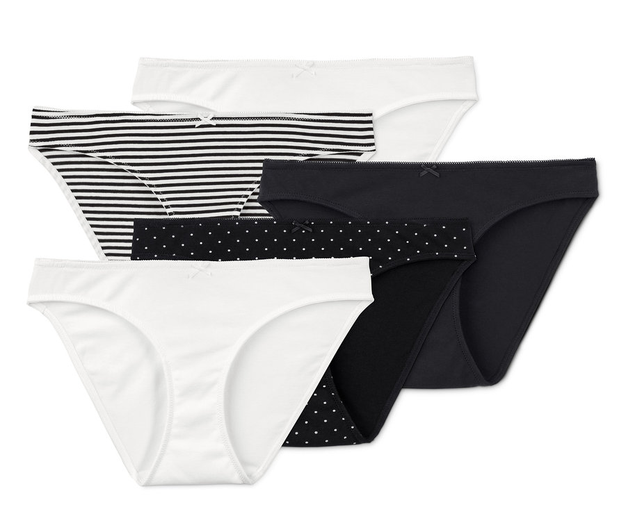 Pět kalhotek různých barev a vzorů.