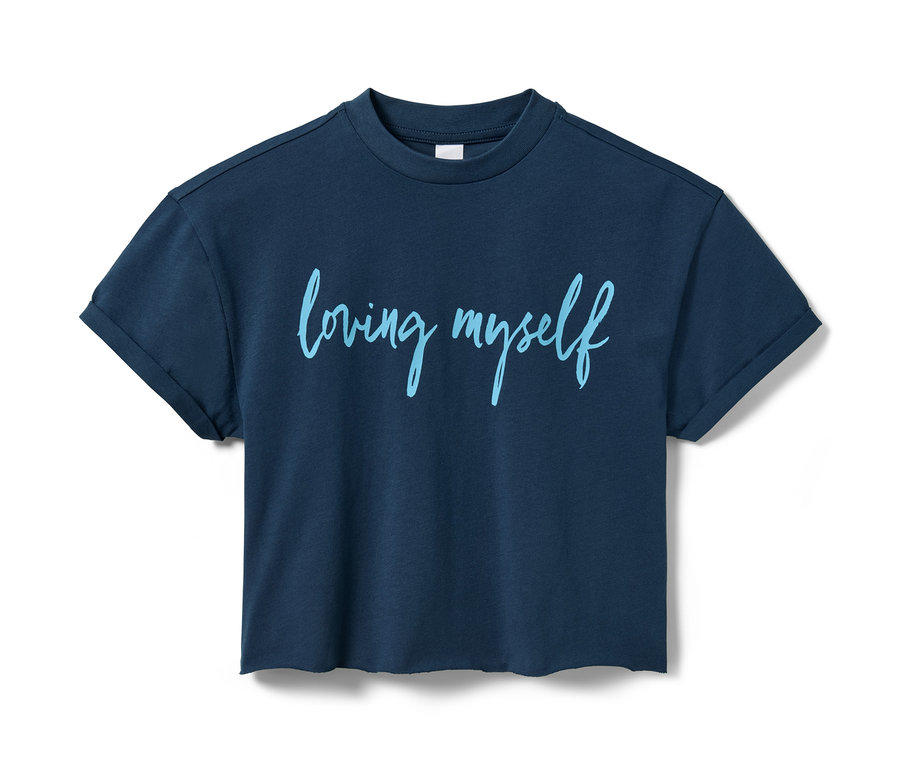 Tmavě modré tričko s nápisem "loving myself".