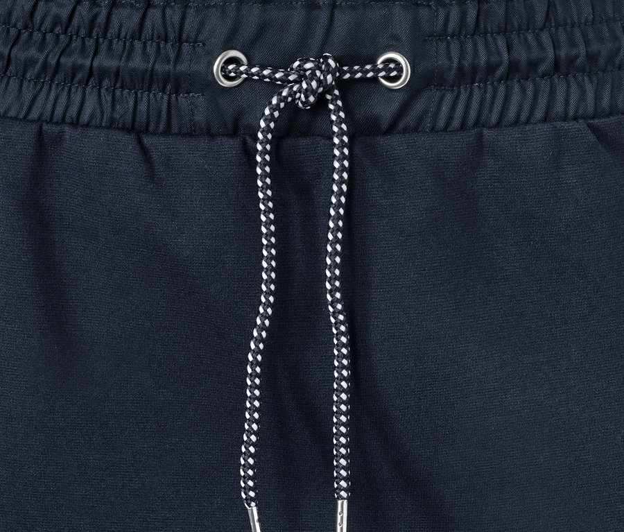 Detail sukne z teplákoviny s cargo kapsami, stahovací šňůrka v pase.