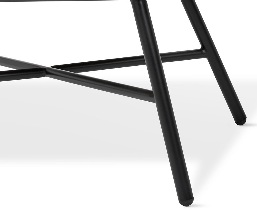 Detail černé kovové konstrukce lounge křesla nebo jídelní židle s polyratanovým výpletem.