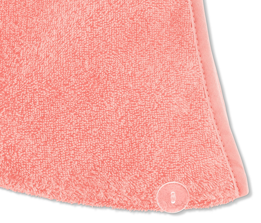 Detail meruňkového ručníkového turbanu s knoflíkem.