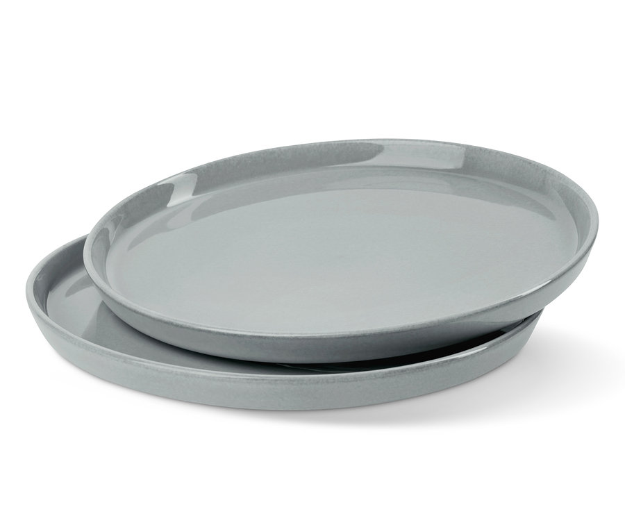 Dva šedé talíře na sobě.