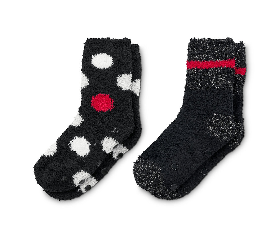 Dva páry měkoučkých ponožek: jedny černé s červenými a bílými puntíky, druhé černé s červenými pruhy.