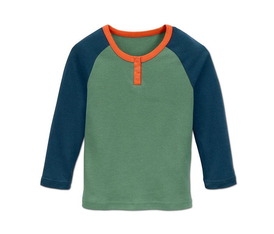 Zelené tričko s dlouhými rukávy z interlockové pleteniny s modrými raglánovými rukávy a oranžovým lemem kolem krku a knoflíčky.