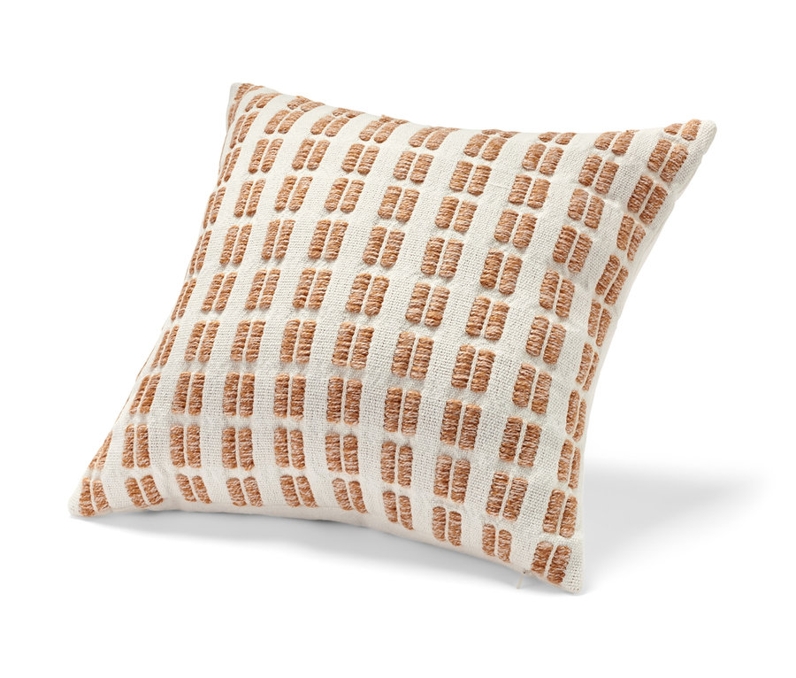 Dekorační polštář s béžovými a bílými proužky.