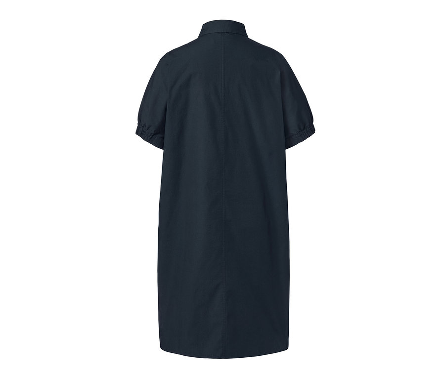 Detail košilových šatů ve stylu oversized.