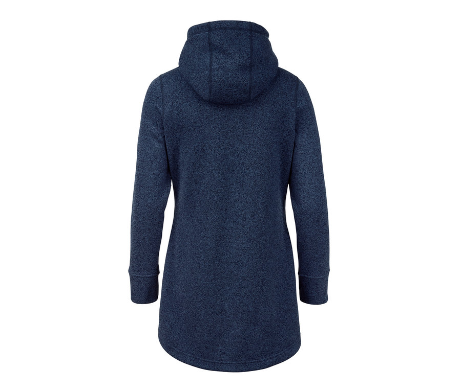 Zadní pohled na kabát z pleteného fleecu.