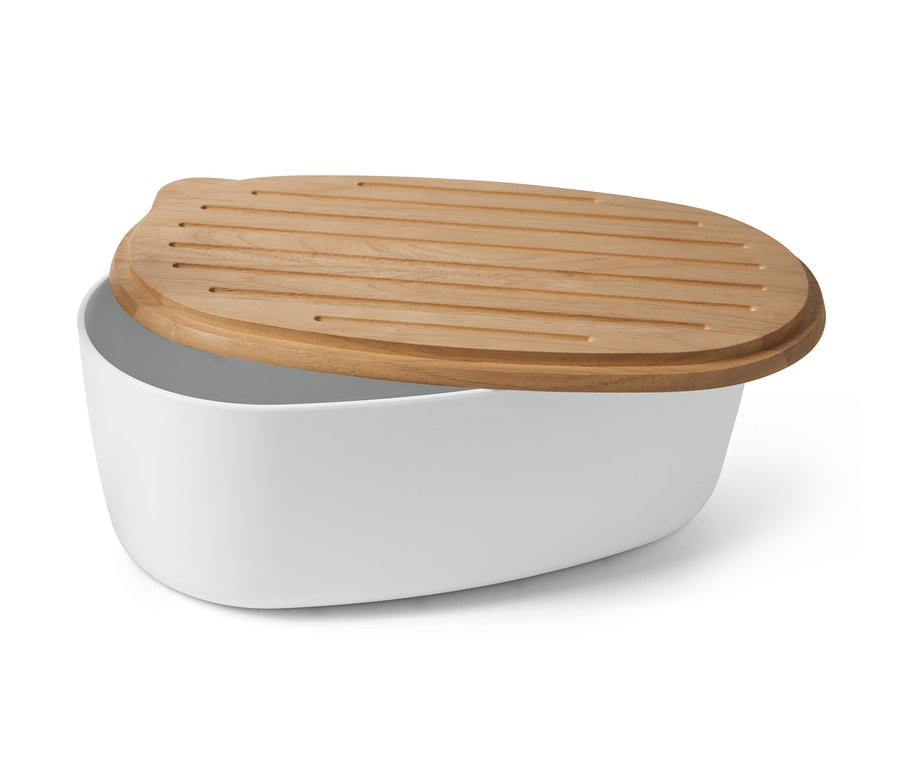 Bílý chlebník s krájecím prkénkem.