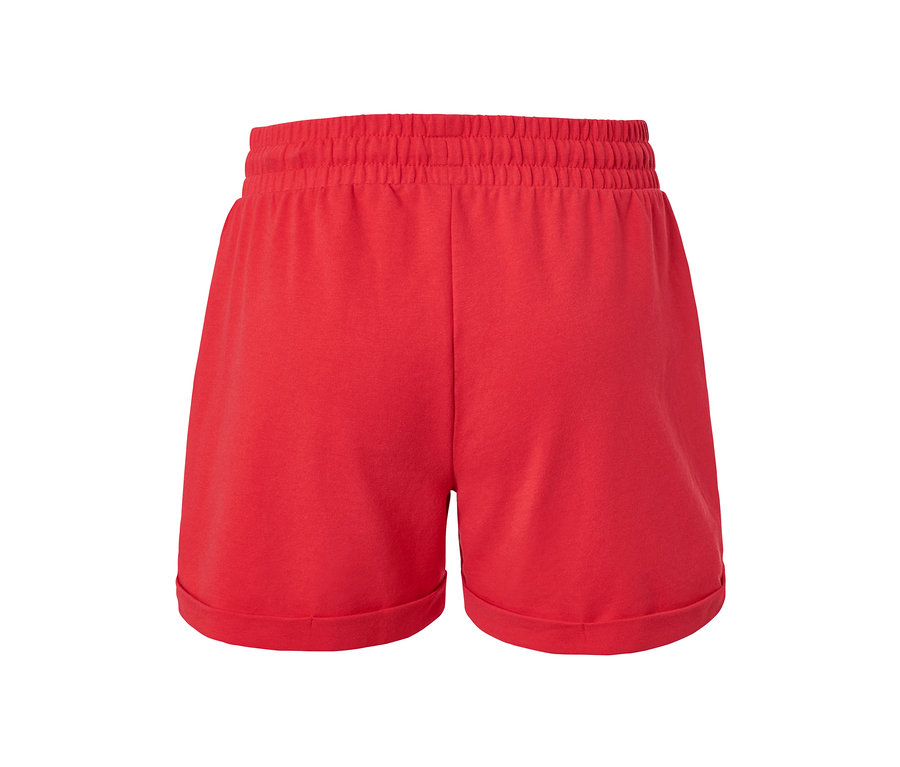 Červené teplákové šortky.