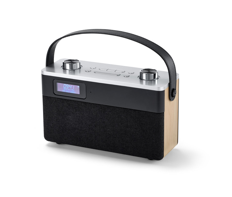 Čelní pohled na digitální rádio DAB+/FM s Bluetooth® se stříbrným horním panelem, černým látkovým předním panelem a dřevěnými bočními panely.