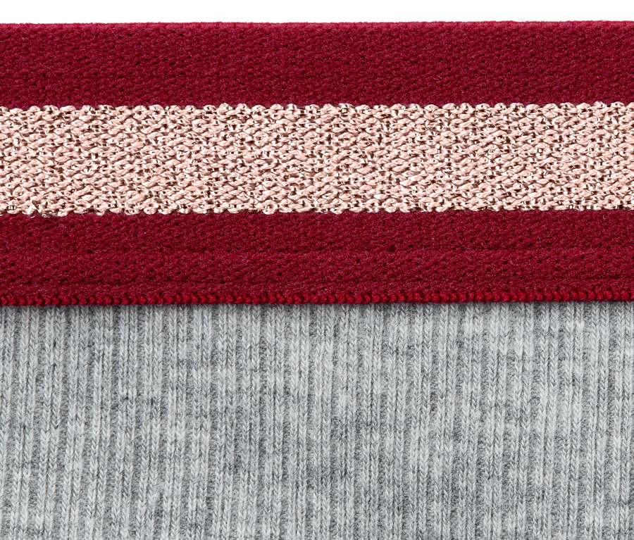 Detail šedých rib kalhotek s bordó a růžovo-zlatým pruhovaným pasem.