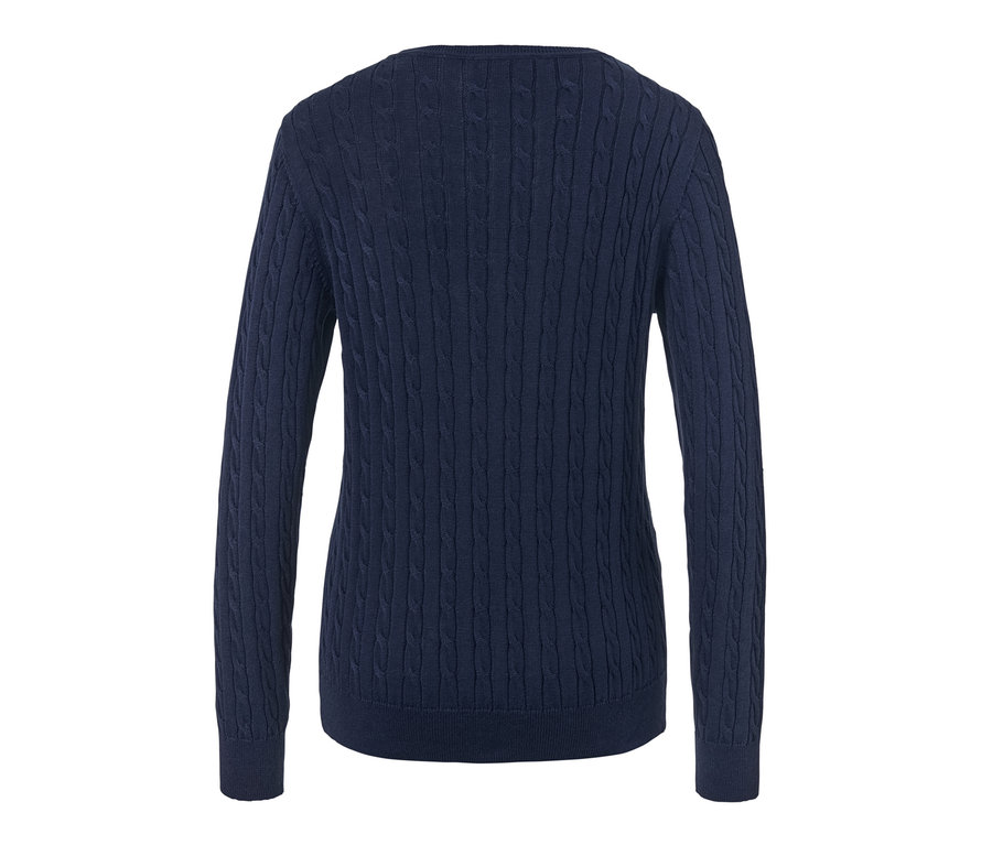 Tmavě modrý svetr s copánkovým vzorem.