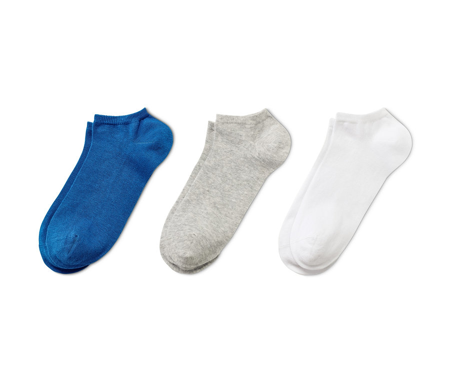 Troje krátkých ponožek.