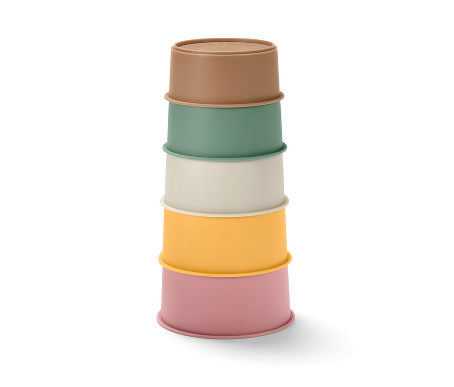 Na sobě naskládané stohovatelné kelímky na hraní do vody v hnědé, zelené, krémové, žluté a růžové barvě.