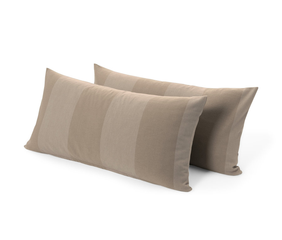 Dva povlaky na polštáře z jemného flanelu s pruhovaným vzorem leží na bílém pozadí.
