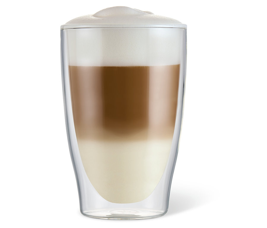 Latte macchiato ve dvoustěnné sklenici.