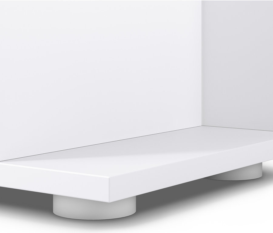 Detail bílého regálu o šířce 40 cm.
