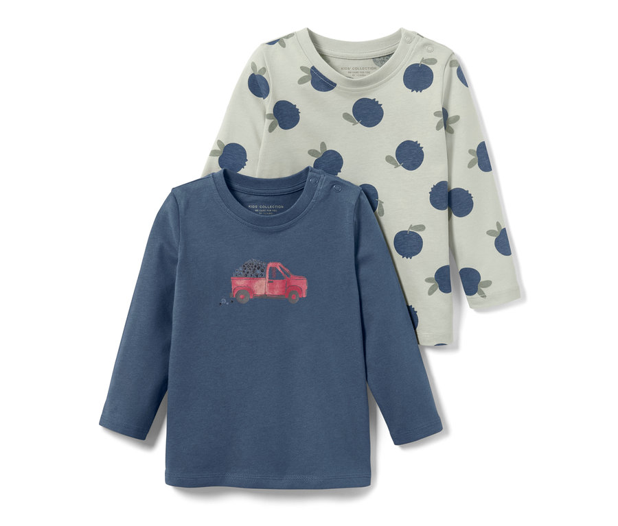Dvě dětská trička s dlouhým rukávem. Jedno světle šedé s potiskem borůvek, druhé modré s potiskem červeného náklaďáku.